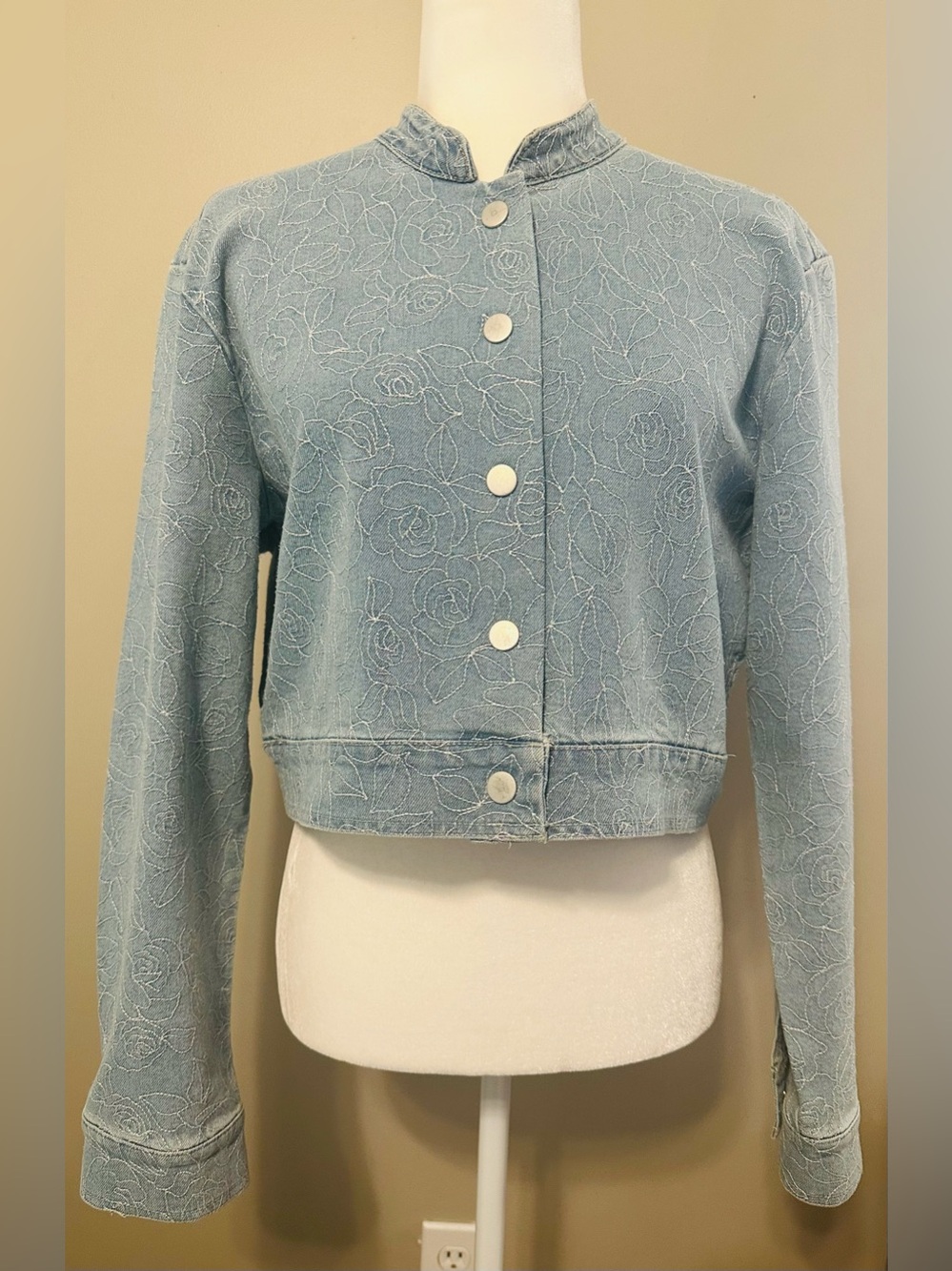 NWT And Now This Light Blue Cropped Embroidered Denim Jacket - Large